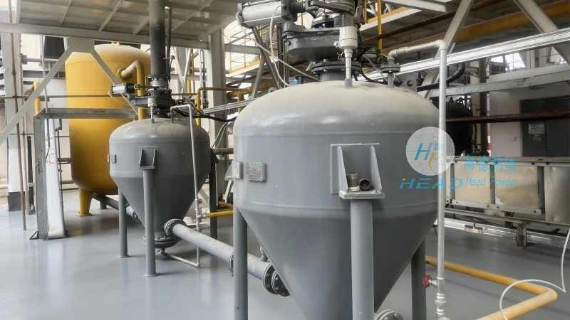 Exemplo de alimentação e transporte centralizado de material em pó na oficina de mistura de Al Wakrah, Catar